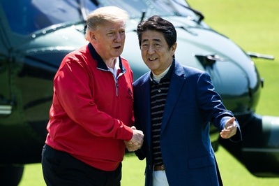 トランプ大統領、晴れ渡った空の下 安倍首相とゴルフ