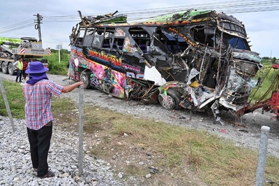 バスが列車と衝突、18人死亡 タイ・バンコク郊外