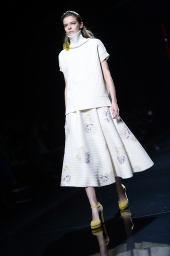 フラワーパターンやフレアスカートでフェミニンに、「アンテプリマ」15/16秋冬