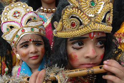 ヒンズー教徒、クリシュナ神の聖誕祭を行う