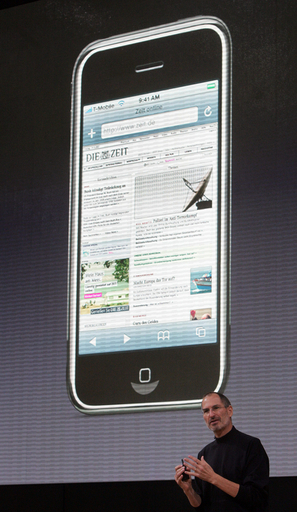 アップル、iPhone用ソフトウエア開発を第三者に開放へ