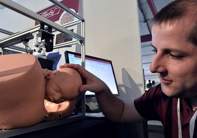 分娩をシミュレーションで訓練、仏バーチャル技術見本市