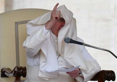 ローマ法王、演説の最中に服で顔を覆われる