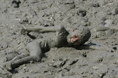 ガンジス川で泥んこ