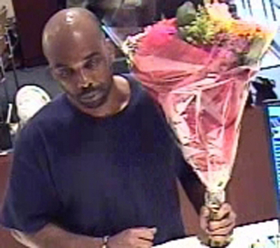 米NYの銀行に「花束強盗」、警察が画像を公開