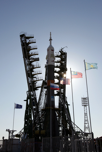 有人宇宙船ソユーズTMA-11打ち上げ準備