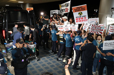 IAEA事務局長が訪韓、処理水放出めぐり空港で抗議デモ