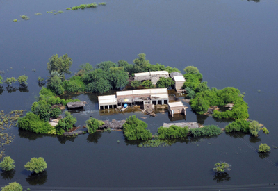 軍が「戦闘態勢」で堤防修理、街から2キロ先に洪水迫る パキスタン南部のタッタ
