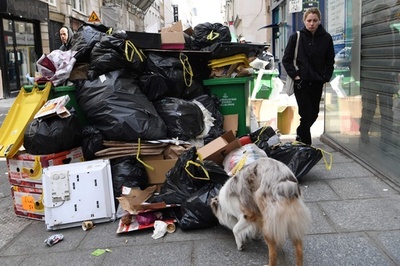仏パリ、未回収ごみ1万トンに 年金改革反対ストで