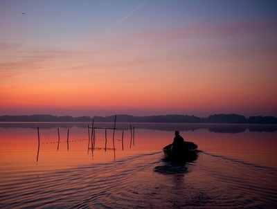 暴風雨で流されたイタリア漁船、700キロ漂流 フランス沖で発見