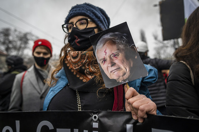 中絶ほぼ全面禁止に抗議 ポーランドで数千人デモ