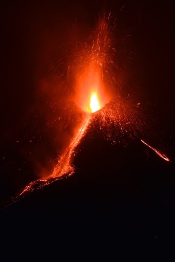伊シチリア島のエトナ山、溶岩の流出続く