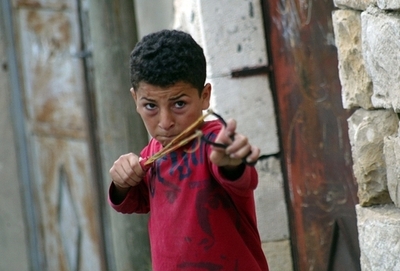 駐車中の車を「パチンコ」で狙撃　79歳の男を逮捕