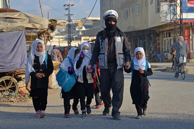 【今日の1枚】子らの手を引き学校まで、 アフガニスタンの交通警官