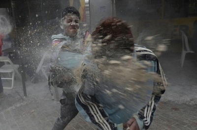 パレードに粉の掛け合いも！ 黒と白のカーニバル開催 コロンビア