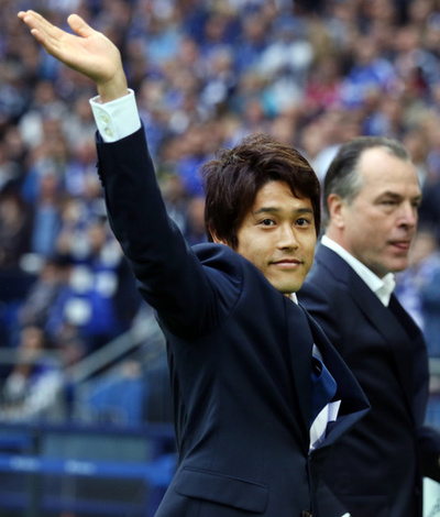 シャルケが5位浮上、試合前には内田の退団セレモニー開催