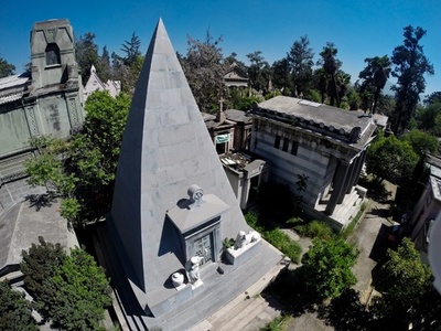 広さ東京ドーム18個分、不思議な形の墓が並ぶ霊園 チリ