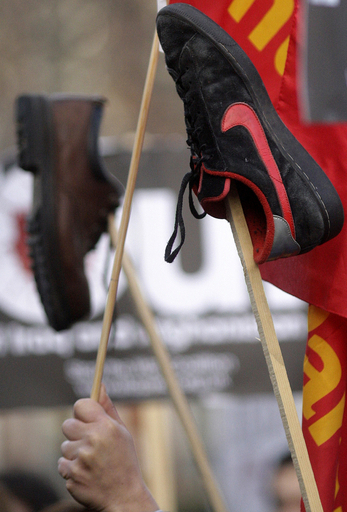 米大統領にロンドンからも靴、イラク人記者の釈放求め抗議活動