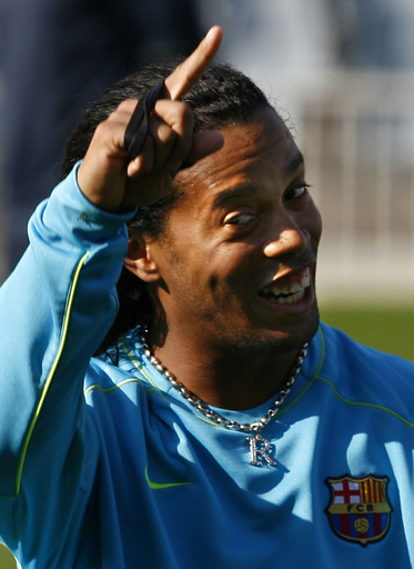 ロナウジーニョ 約1か月ぶりにチーム練習に復帰