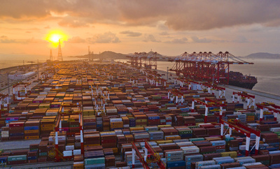 効率化の「神話」をつくる上海の「AI無人港」