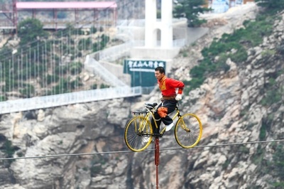 自転車で綱渡り 中国・賀蘭山