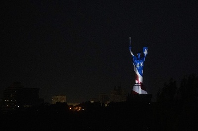 ウクライナ首都の女神像、米国旗色に
