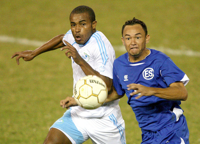 ＜サッカー UNCAFネイション杯2007＞グアテマラ エルサルバドル戦は0-0に終わる - エルサルバドル