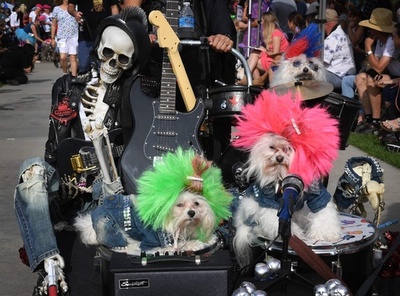まるで舞台装置!! カリフォルニアでワンコがハロウィーンパレード