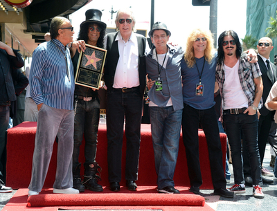 ガンズの元ギタリスト、スラッシュがハリウッドの殿堂入り