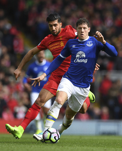 エバートンMFをゴリラと比較、英大衆紙が記者を出入り禁止に