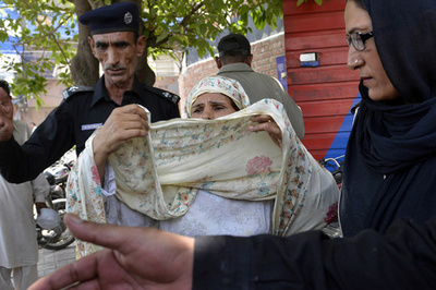 父親が娘夫婦を殺害、パキスタンでまた「名誉殺人」