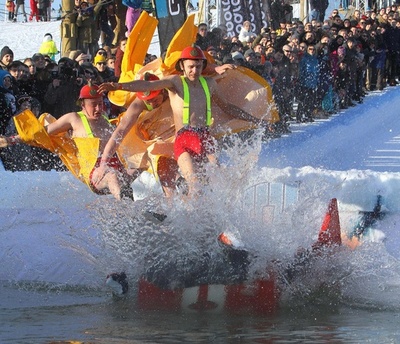 斜面から冷水にドボン！ リトアニアで寒中イベント
