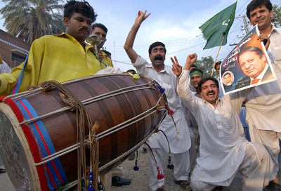 大統領への圧力強まる、元首相帰国決定で