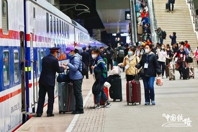 中国新疆 全席寝台の砂漠環状観光列車が運行