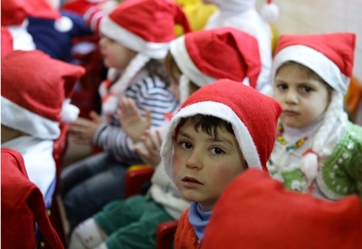 戦闘機で「たる爆弾」配るサンタ、シリアのクリスマス風刺画