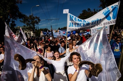 スロバキアで妊娠中絶に反対するデモ行進、5万人が参加 