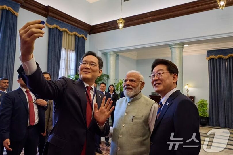 記念撮影するイ・ジェミョン（李在明）大統領とモディ首相、イ・ジェヨン（李在鎔）サムスン電子会長(c)news1