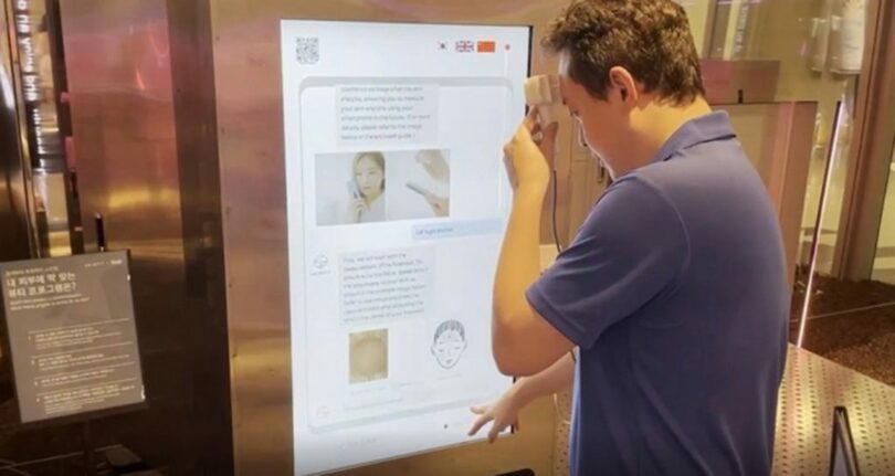 ドクターKヘルスケアのカン・ヒョンジン代表が自社の「スキンフィット」皮膚測定器で自身の皮膚状態を点検している＝ドクターケイヘルスケア(c)MONEYTODAY
