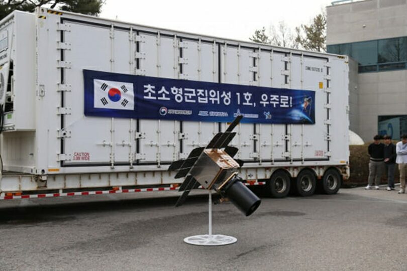 29日にKAIST人工衛星研究所で開催された超小型群集衛星1号の運送式＝科学技術情報通信省(c)KOREA WAVE