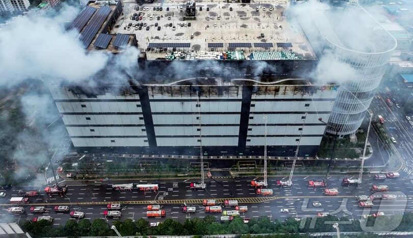 20日、韓国・仁川市西区石南洞のクーパン第32物流センターで消火活動に当たる消防当局(c)news1