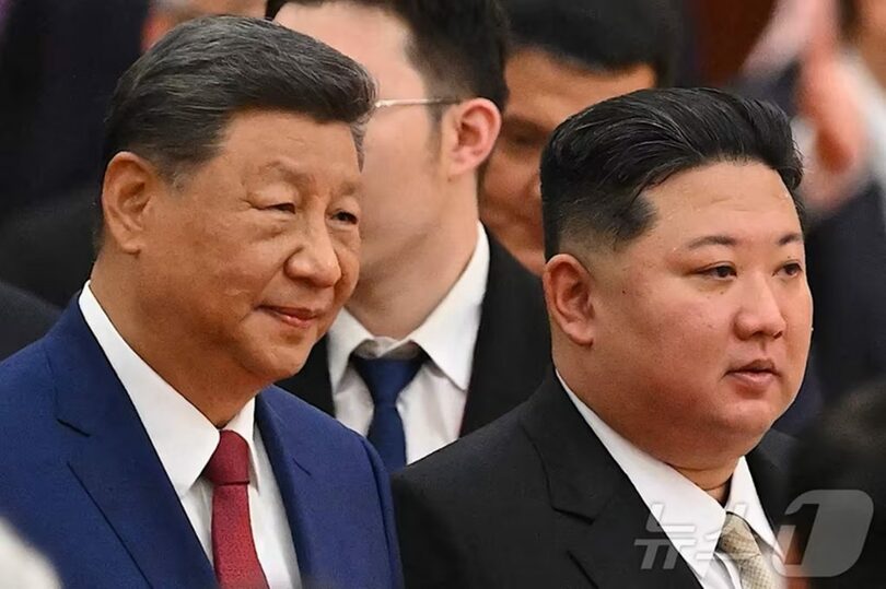 習近平中国国家主席（左）とキム・ジョンウン（金正恩）朝鮮労働党総書記(c)AFP/news1