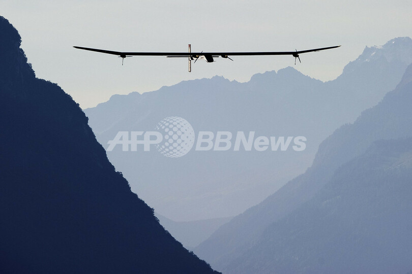 太陽エネルギー機「ソーラー・インパルス」が周回飛行、スイス