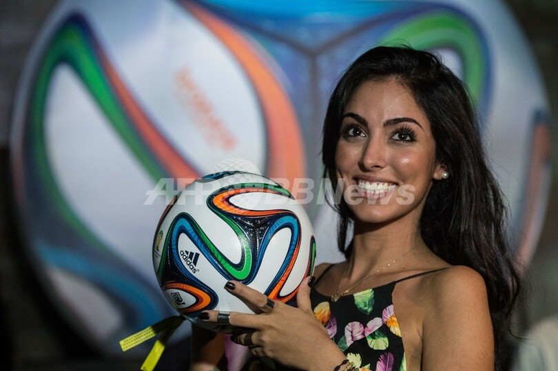 W杯ブラジル大会公式球「ブラズーカ」がお披露目