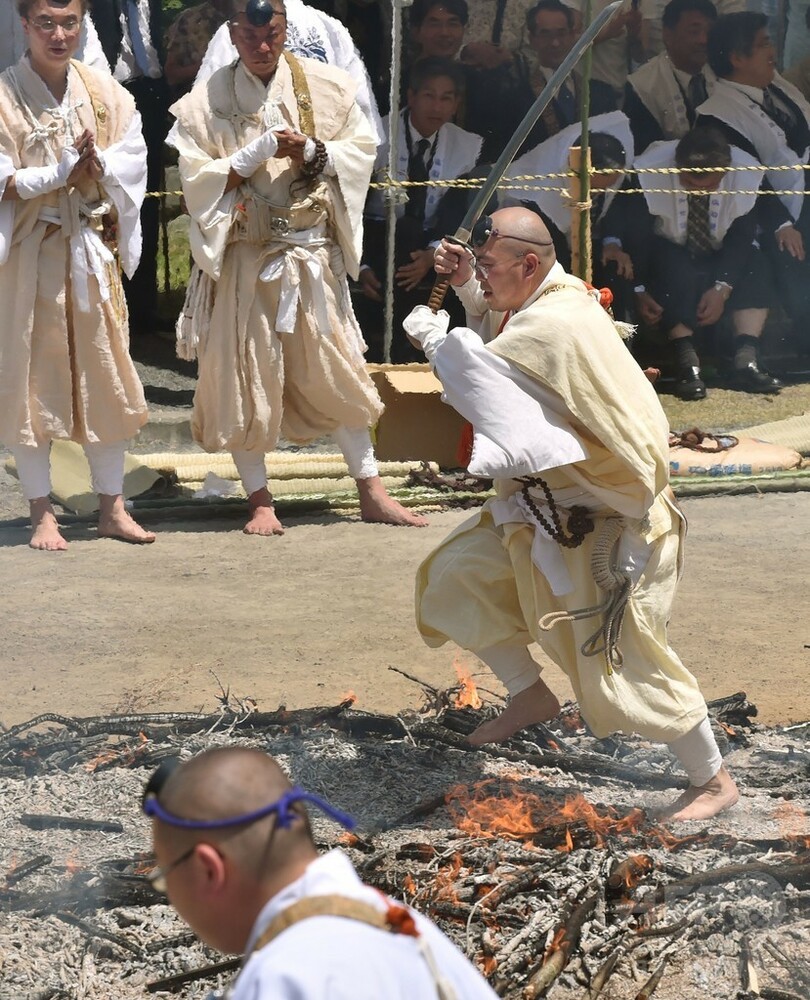 つつじ祭りと火渡りの荒行 青梅市 塩船観音寺 写真11枚 国際ニュース Afpbb News