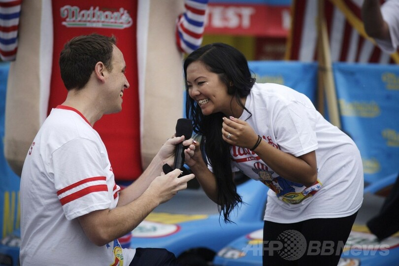 米ホットドッグ早食い、チェスナットさん8連覇 プロポーズも成功