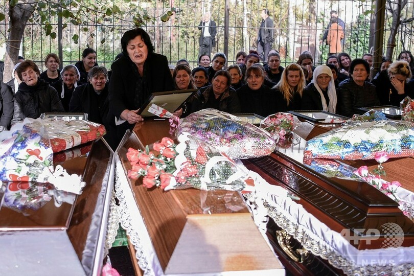 アルバニア地震、一家全員が犠牲になった2家族の葬儀 死者49人に