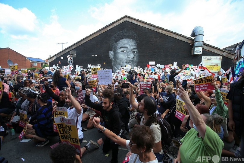 ラシュフォードの壁画前に反人種差別のデモ隊集結