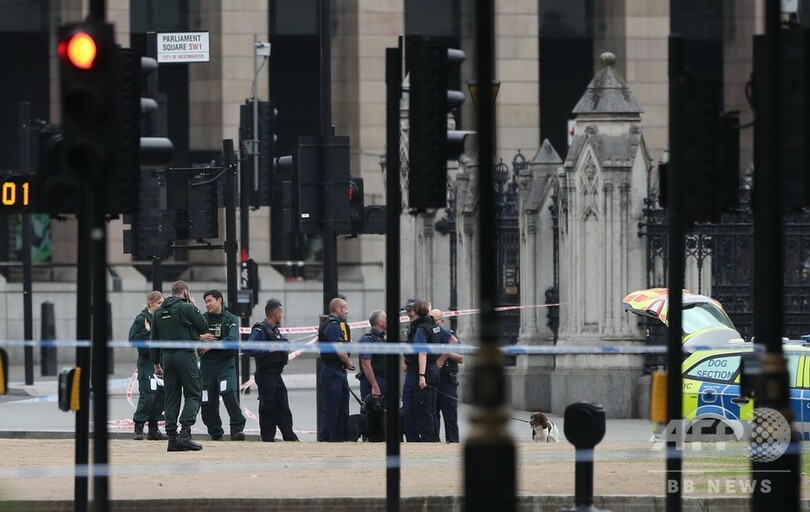 英国会そばで車暴走、3人負傷 テロ容疑で運転手逮捕