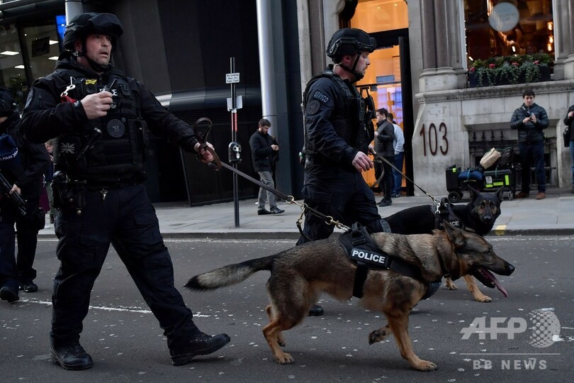 ロンドン刃物襲撃事件、容疑者取り押さえた市民らに称賛集まる