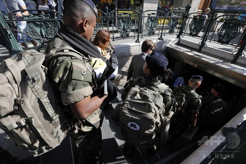 イスラム教徒がパリに集結、イスラム国の蛮行に抗議